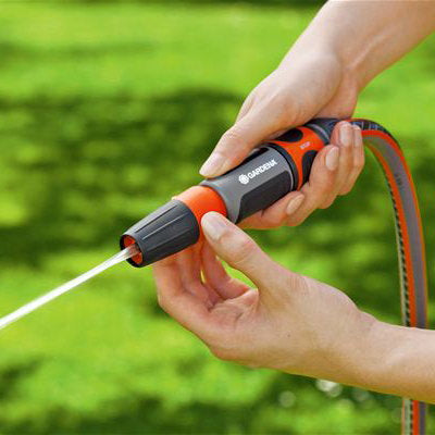 Pulverizador de jardín Gardena, chorro completo y pulverizado, regulable sin escalonamientos.